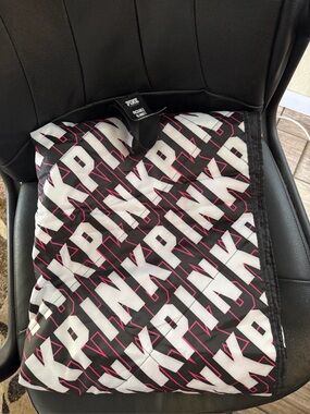 Victoria's Secret PINK Packable Picnic
Blanket ~ NWT!